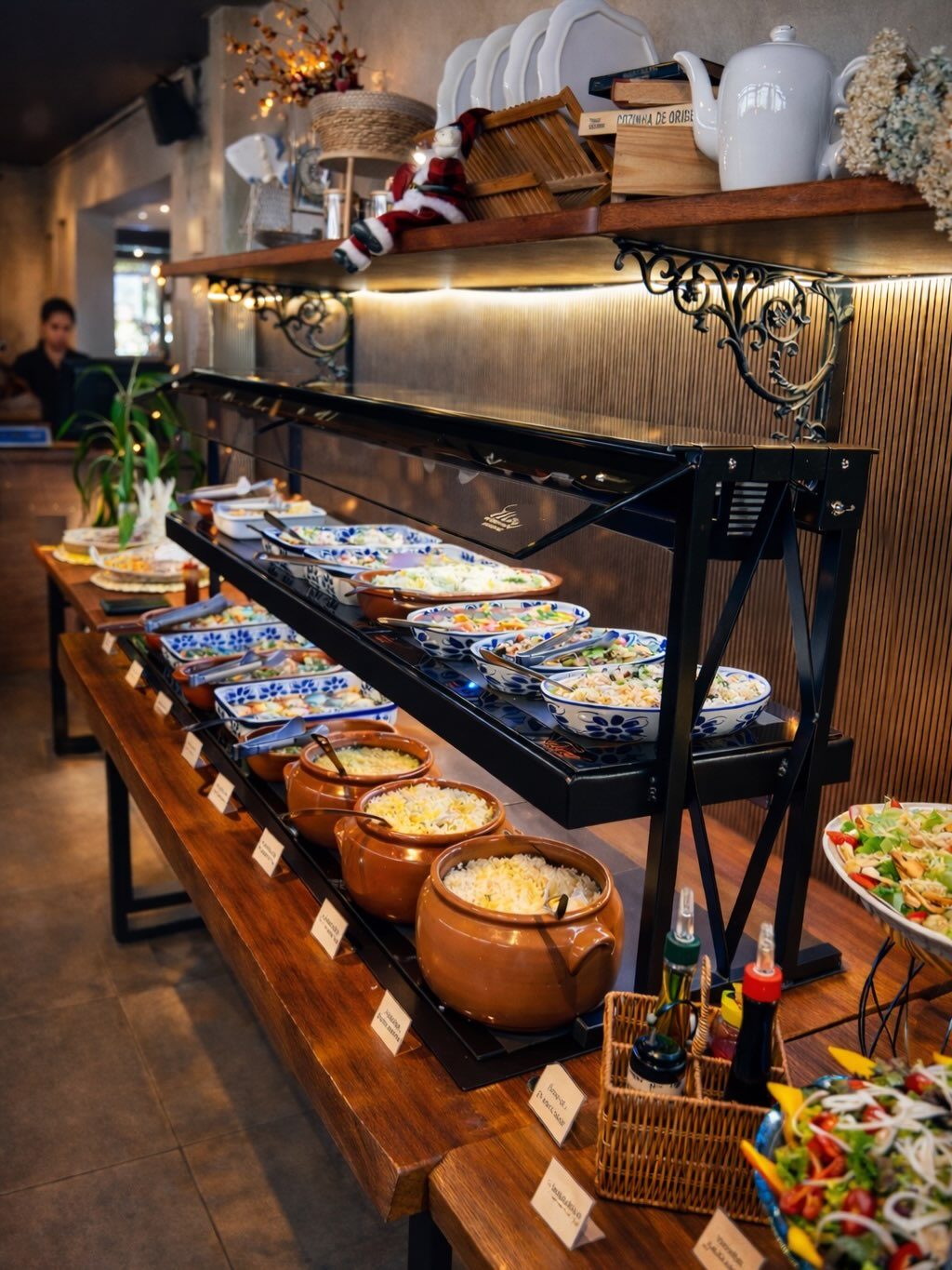 Buffet de saladas e pratos quentes do almoço