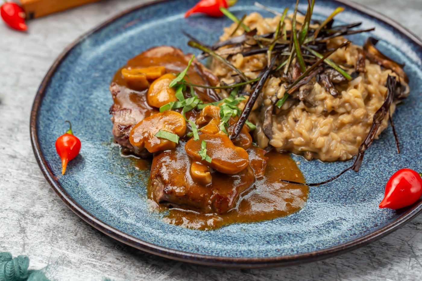 Filé ao molho de cogumelos com risoto
