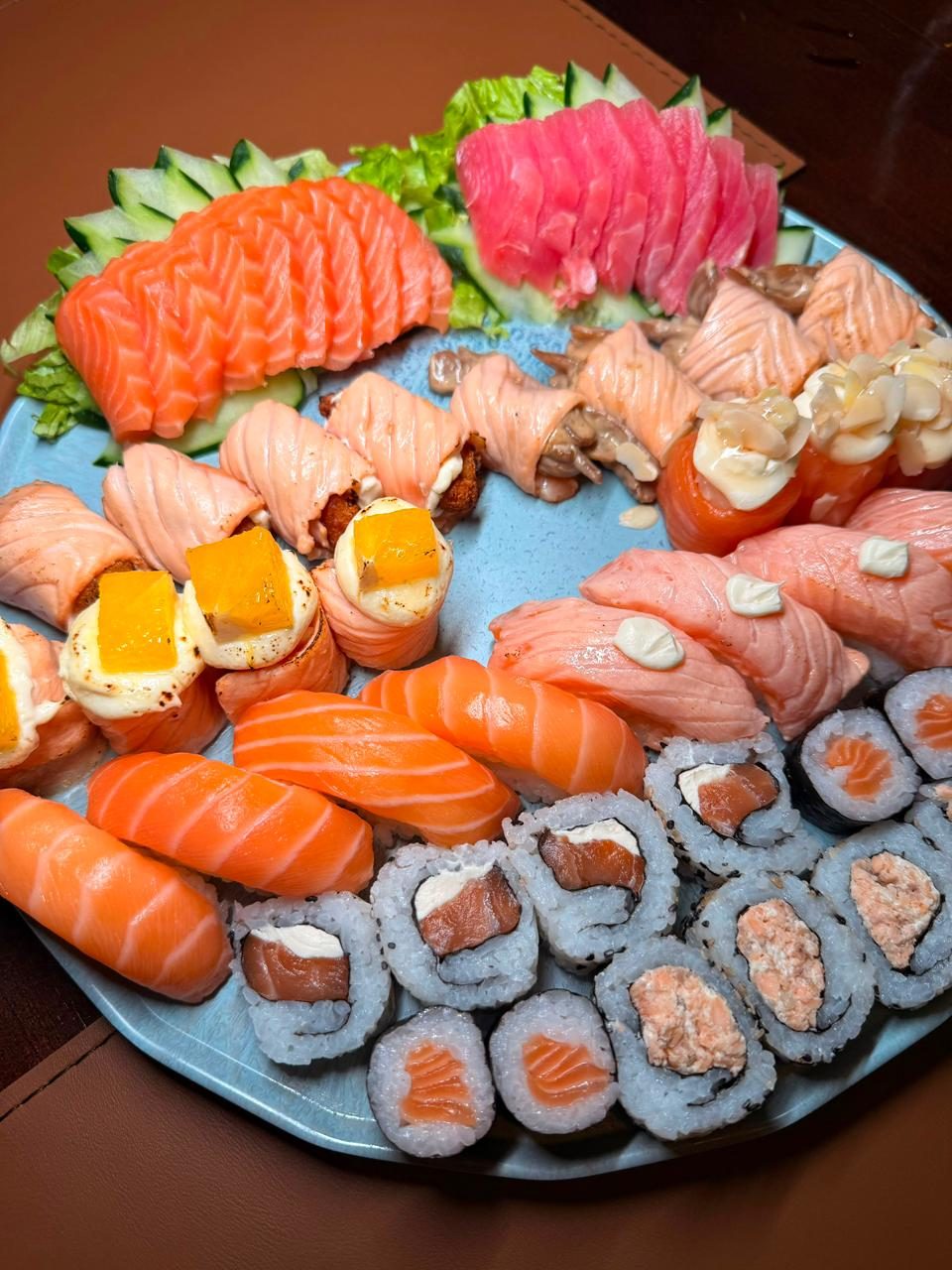 Combinado de sushis, sashimis e niguiris