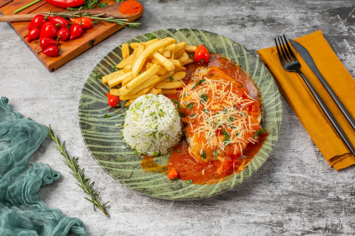 Parmegiana com arroz e fritas